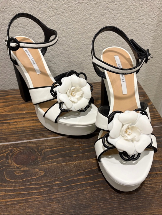 Gianni Bini Shoes - Gianni Bini White and Black Floral Platform Heels Never worn No box